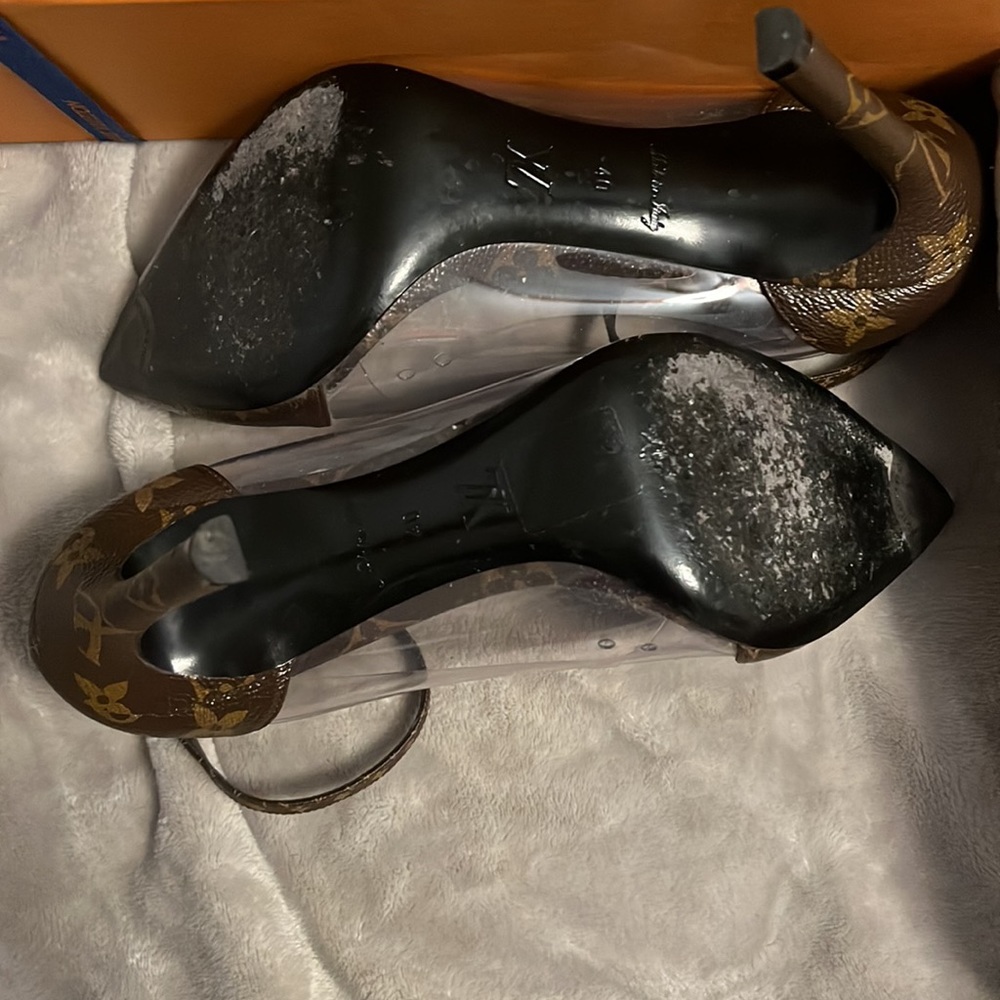 Beautiful, authentic LV heels. Euro size 40. Purchased 02/2020. Worn 4 times. - Picture 4 of 6